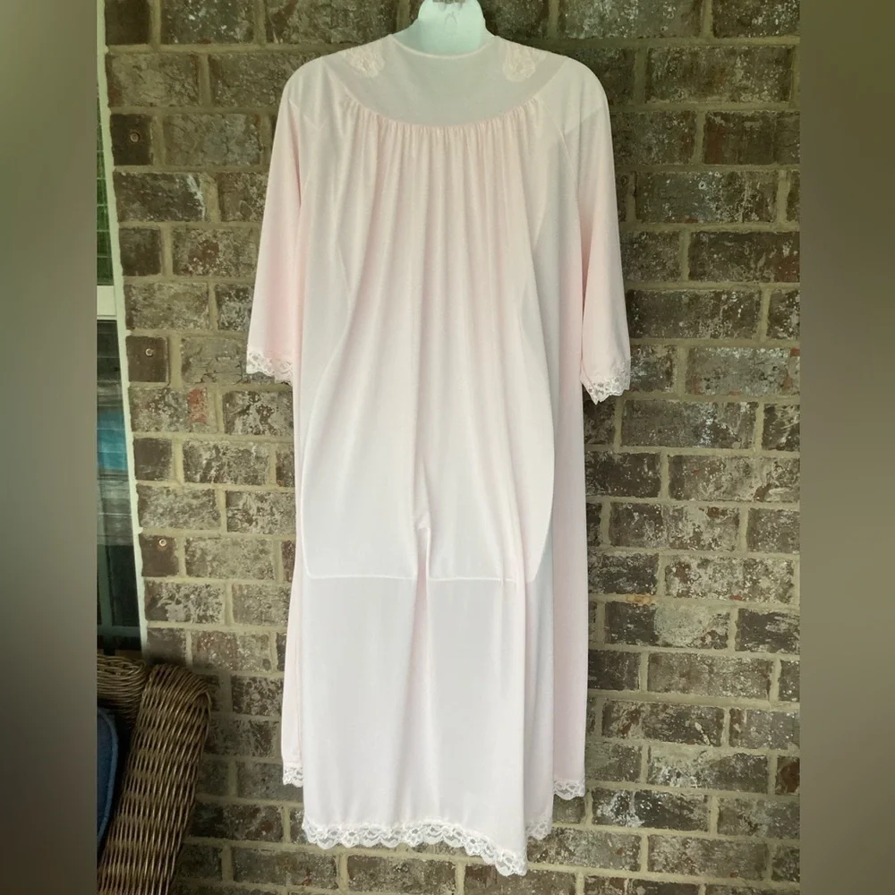 70s Vintage Pastel Pink Robe Floral Lace Satiny Button down front Size M